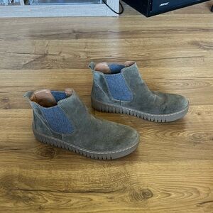 Comfortiva align Suede ankle Chelsea boots